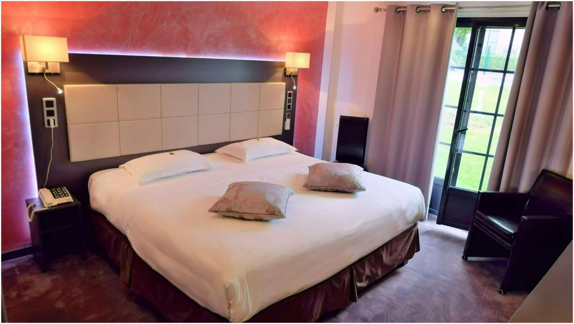 Hotel Restaurant Les Coquelicots, The Originals Relais Saint-Pardoux-l'Ortigier المظهر الخارجي الصورة