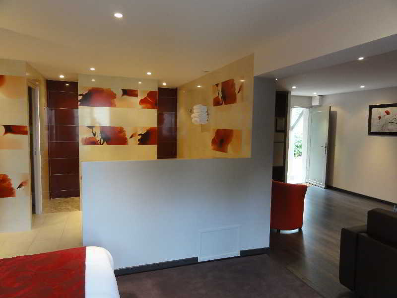 Hotel Restaurant Les Coquelicots, The Originals Relais Saint-Pardoux-l'Ortigier المظهر الخارجي الصورة
