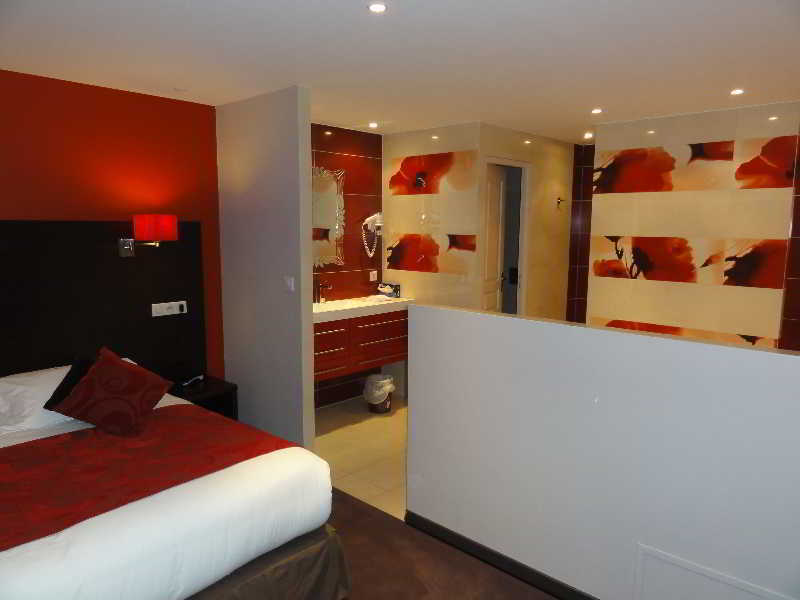 Hotel Restaurant Les Coquelicots, The Originals Relais Saint-Pardoux-l'Ortigier المظهر الخارجي الصورة