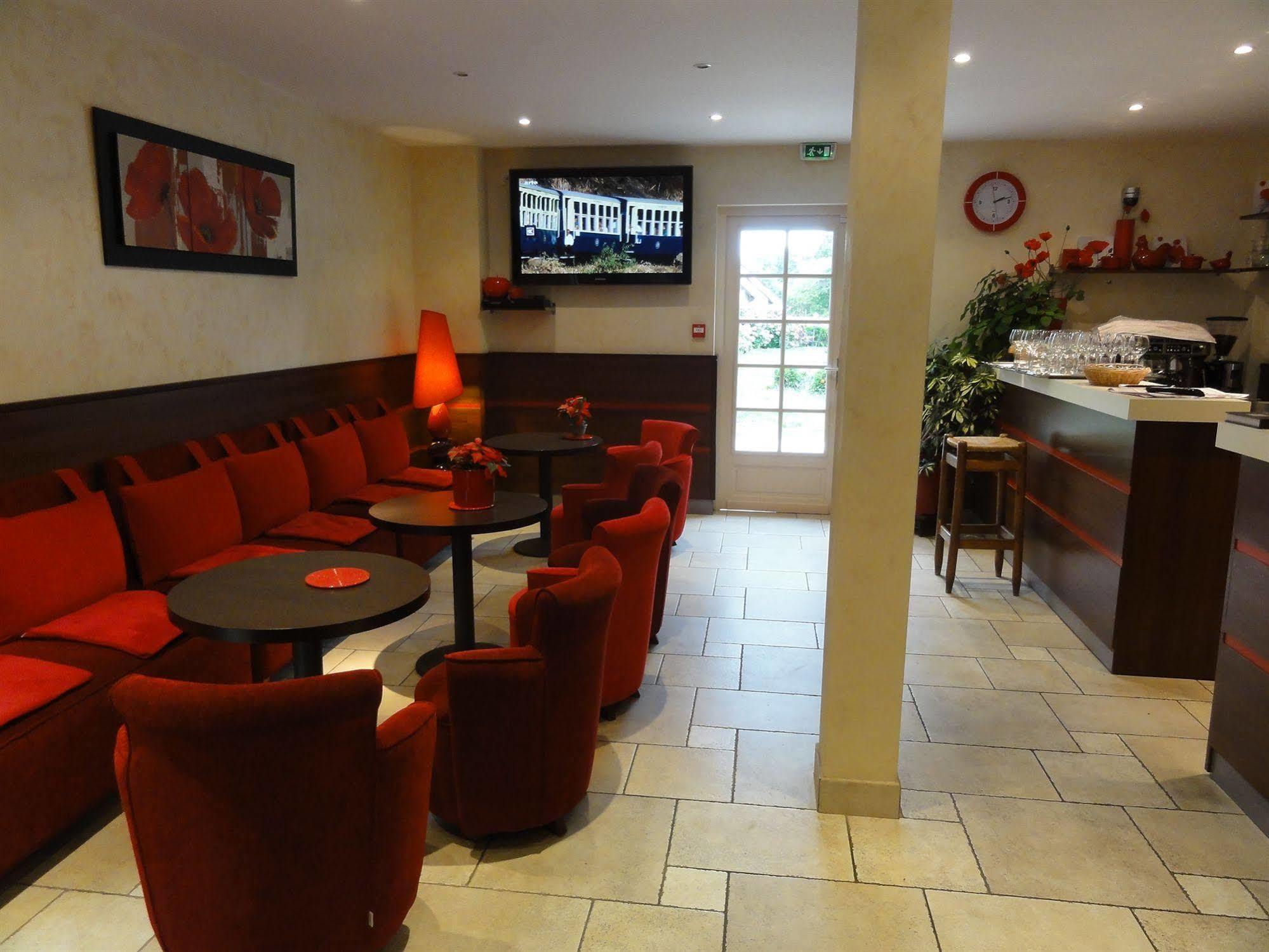 Hotel Restaurant Les Coquelicots, The Originals Relais Saint-Pardoux-l'Ortigier المطعم الصورة